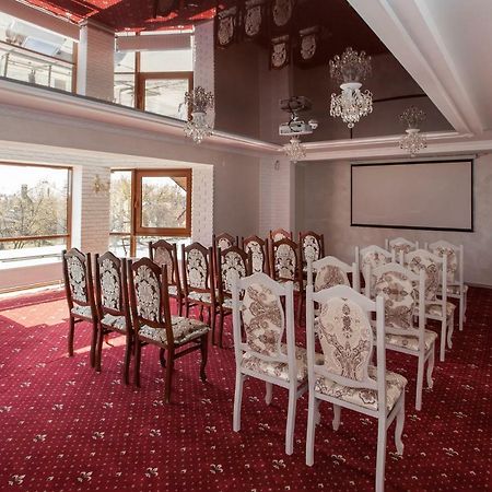 Mon Ami Hotel Ivano-Frankivsk Luaran gambar
