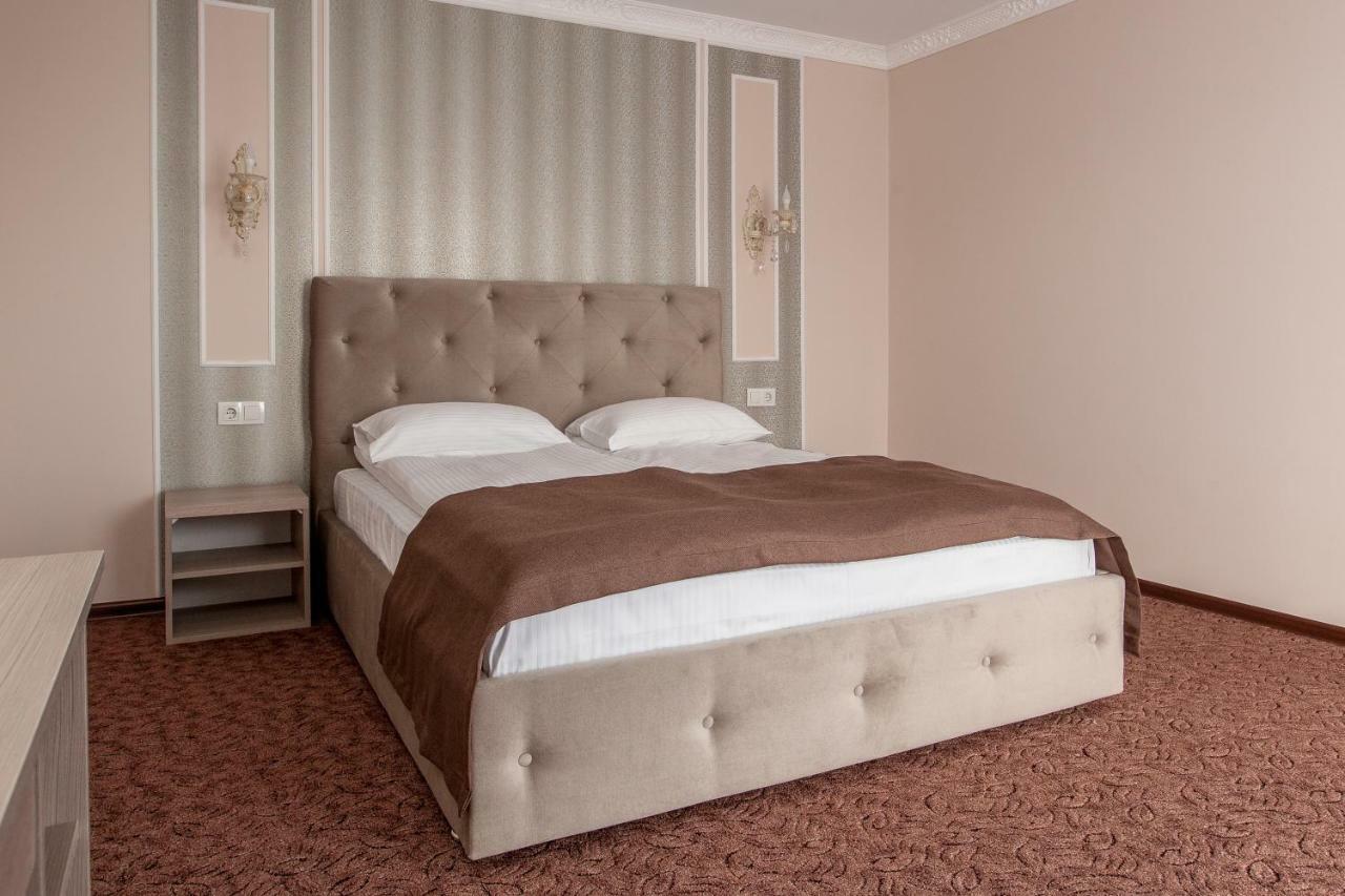Mon Ami Hotel Ivano-Frankivsk Luaran gambar