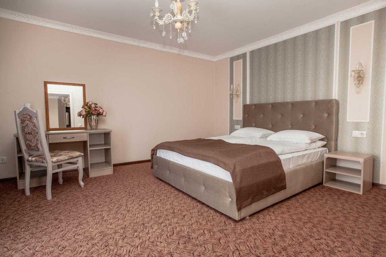 Mon Ami Hotel Ivano-Frankivsk Luaran gambar