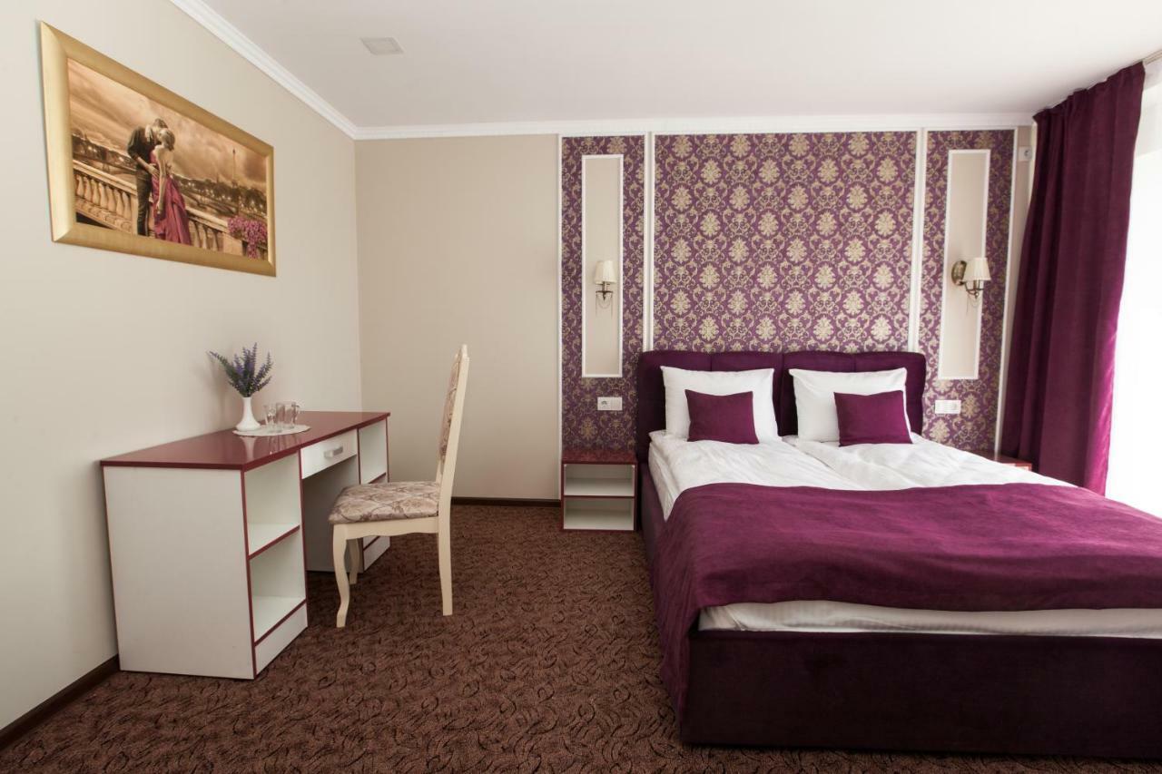Mon Ami Hotel Ivano-Frankivsk Luaran gambar