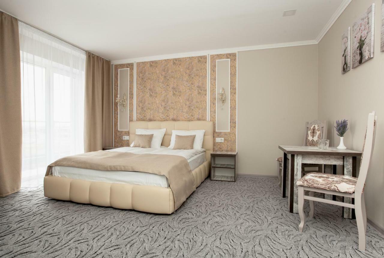 Mon Ami Hotel Ivano-Frankivsk Luaran gambar