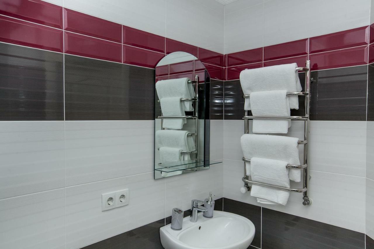Mon Ami Hotel Ivano-Frankivsk Luaran gambar