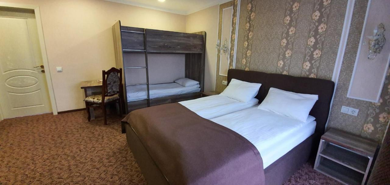 Mon Ami Hotel Ivano-Frankivsk Luaran gambar